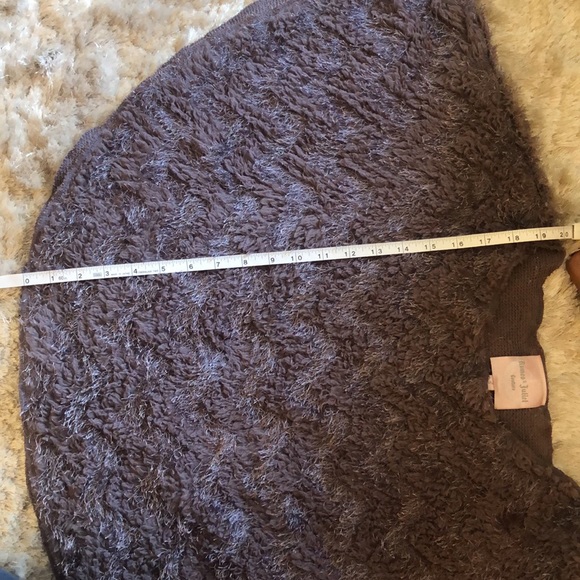 Romeo & Juliet fuzzy poncho in mauve - Picture 7 of 8